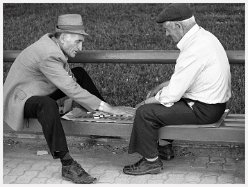 Männer spielen Domino in Pogradec, Albanien